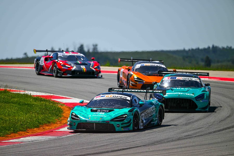 Meakin-Macdonald (Greystone GT McLaren) win Race 2 and lead the championship